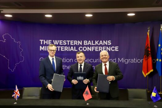 Shqipëria  Britania dhe Kosova nënshkruajnë deklaratë bashkëpunimi kundër migracionit të paligjshëm  Sfidat janë të përbashkëta
