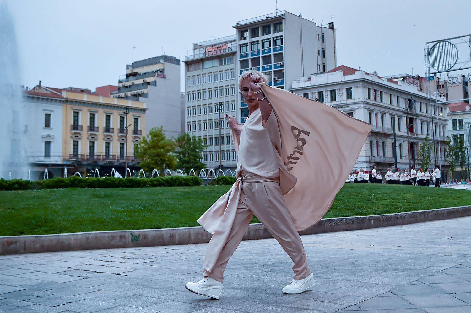 FOTOT  Elton Ilirjani aktivisti ndërkombëtar me origjinë shqiptare  paraqitje në Javën e Modës në Athinë