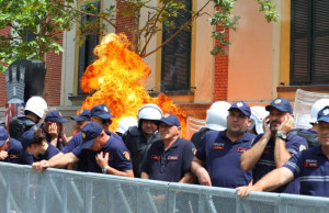 protesta molotov opozita bashkia tirane