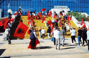 shqiptaret ne athine rama flamuj shqiptare