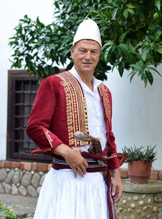 De Biazi me kostum popullor