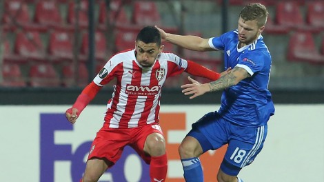 Dynamo's Nikita Korzun (R) fights for the ball with Skenderbeu's Sabien Lilaj (L) during the UEFA Europa League Group B football match between KF Skenderbeu and FC Dynamo Kiev at the Elbasan Arena stadium in Elbasan on November 23, 2017. / AFP PHOTO / Gent SHKULLAKU (Photo credit should read GENT SHKULLAKU/AFP/Getty Images)