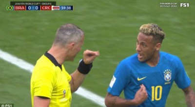 Arbitri Kaipers i bën me shenjë Nejmarit se po flet shumë