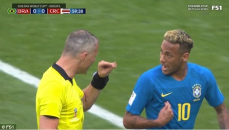 Arbitri Kaipers i bën me shenjë Nejmarit se po flet shumë