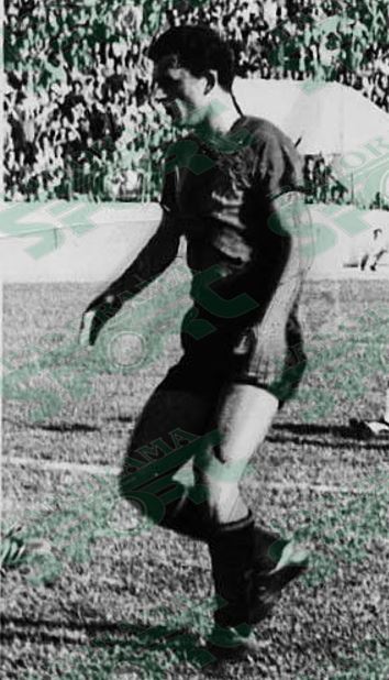 1970. Zan Rragami i Partizanit menjëherë mbas shënimit të golit të tij në fitoren kualifikuese 2-0 ndaj Atvidabergs të Suedisë për Kupën e Kupave të Europës.