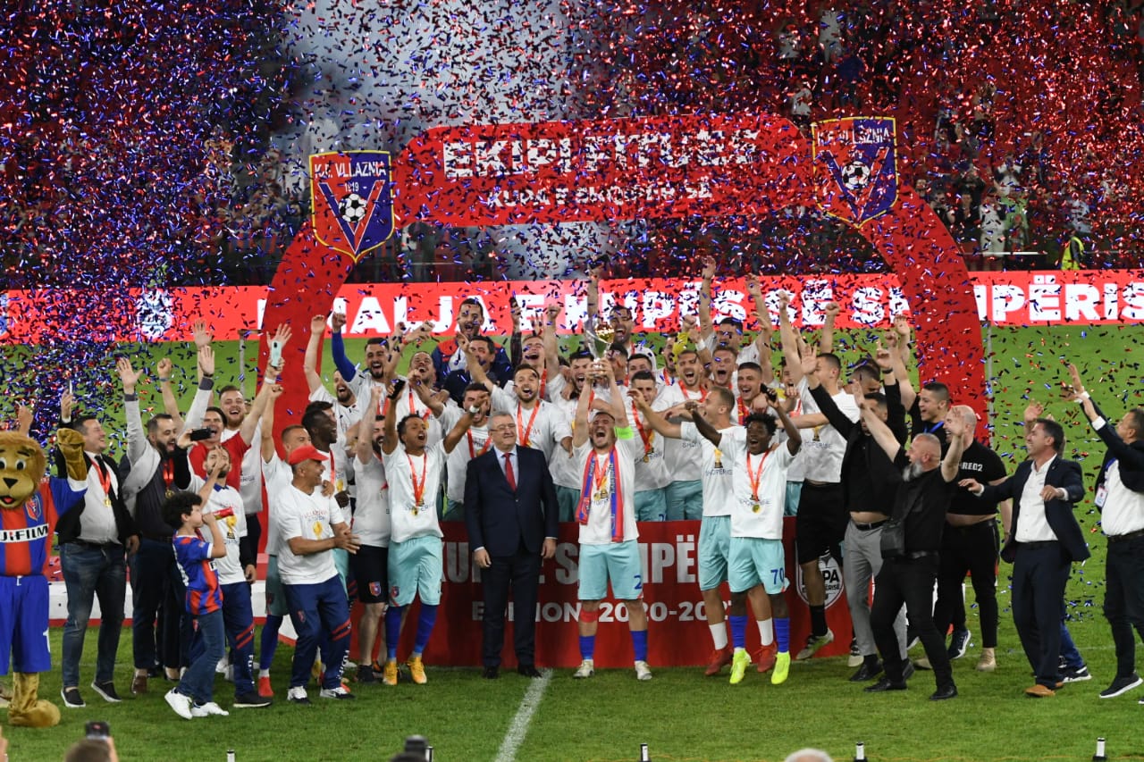 Vllaznia ngritja e trofeut