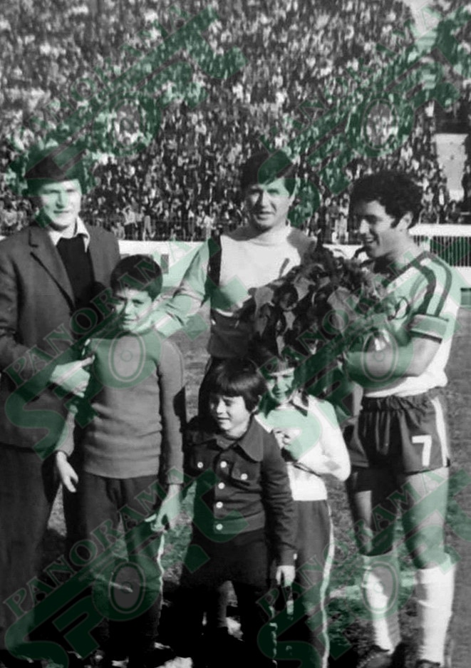 1979, në “Qemal Stafa”, lamtumira, ndarja me futbollin. Pranë tij I. Përnaska dhe vëllai R. Rama