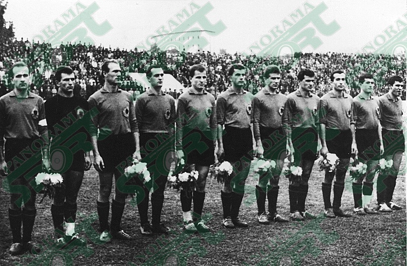 1965. Shqipëria – Irlanda e Veriut 1-1, eliminim i britanikëve nga Kupa e Botës në të mirë të Zvicrës. Nga e majta Kombëtarja shqiptare në çastin e fillimit të ndeshjes: Lin Shllaku, Mikel Janku, Skënder Halili, Fatmir Frashëri, Gëzim Kasmi, Ramazan Rragami, Medin Zhega, Ali Mema, Bashkim Rudi, Mexhid Haxhiu, Foto Andoni.