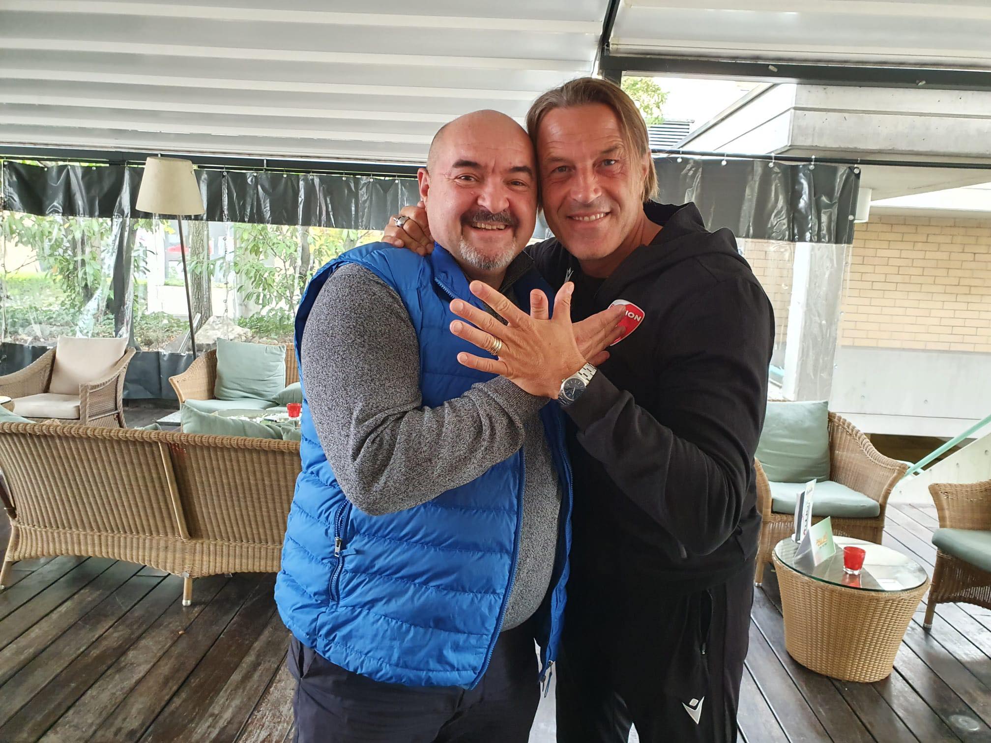Saimir Lamçe dhe Paolo Tramexani duke bërë shqiponjën pas intervistës