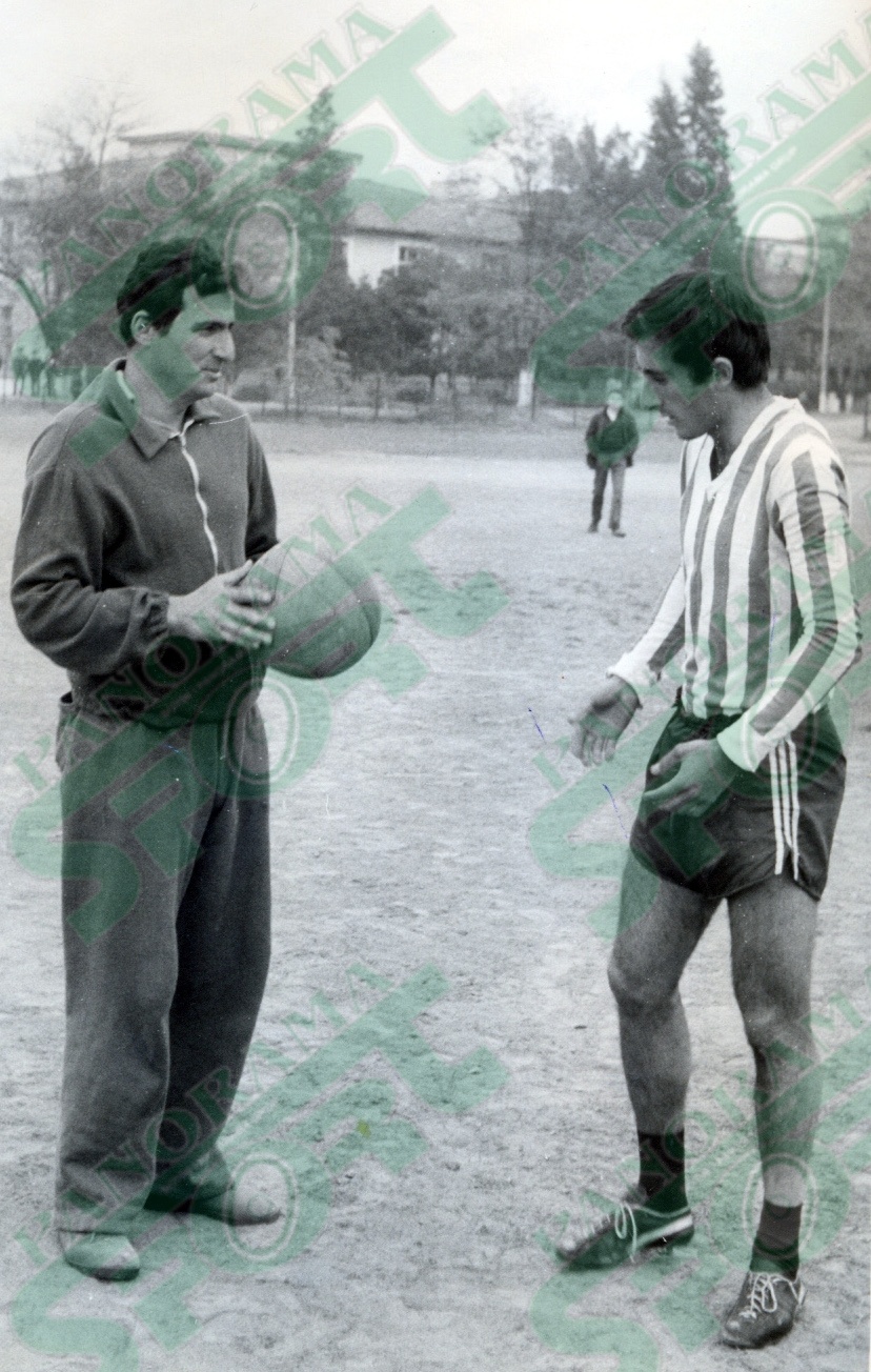 Futbollisti Sulejman Mema dhe trajneri Ali Mema te 17 Nëntor