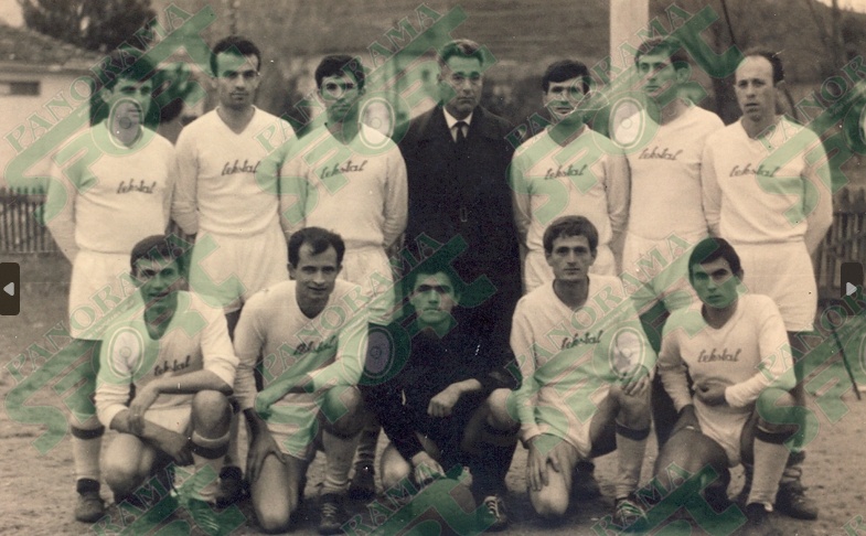 Skuadra e Kombinatit Tekstil, në qendër tr. A. Parpani dhe dhëndri i tij Vaso Konomi, i dyti në këmbë nga e majta