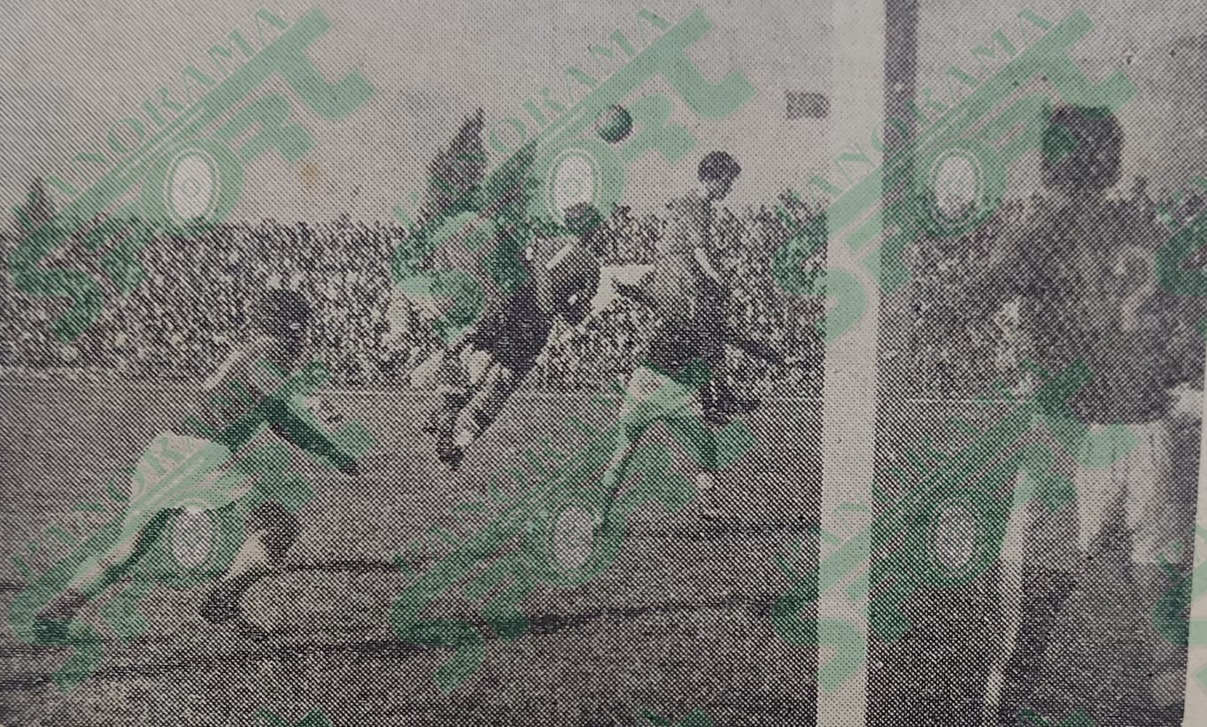 Kjo foto është një kujtim “antik” i fotoreporterit tonë të madh PETRIT KUMI nga ndeshja e kampionatit, ajo Dinamo – Besa 4-0 e 9 prillit 1969. Çast i një rreziku tjetër te porta e Besës me S.Jarecin e Duman e Dinamos dhe me portierin Sh.Topi të Besës.