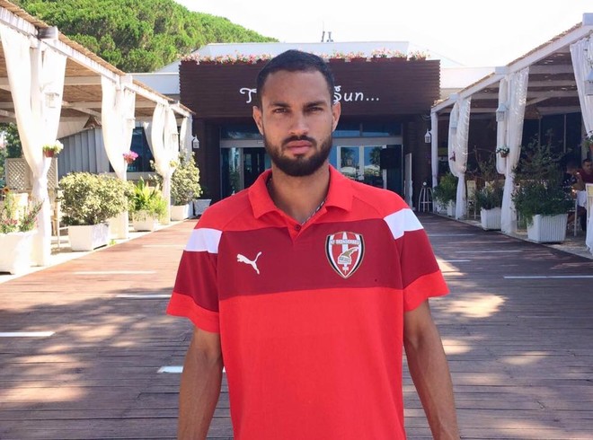 Junior_Sergio_@_Skenderbeu_pose_close