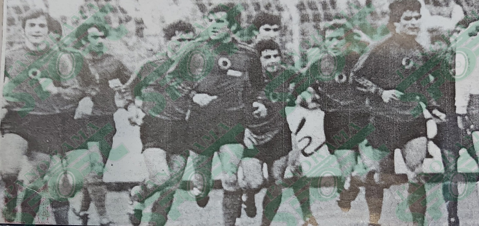 NE FOTO: 19 nëntor 1983. RF Gjermane - Shqipëria 1-1. Siç kemi njoftuar, shkrimet e kësaj historie do të kenë gjithnjë një foto të rrallë nga ndeshja kulminante në Trier të Gjermanisë, të ruajtura në arkivin e autorit të tregimit të kësaj historie B.Dizdari. Kësaj radhe është “Shpresa” e Shqipërisë në gëzimin e saj në stadiumin e Trier-it.