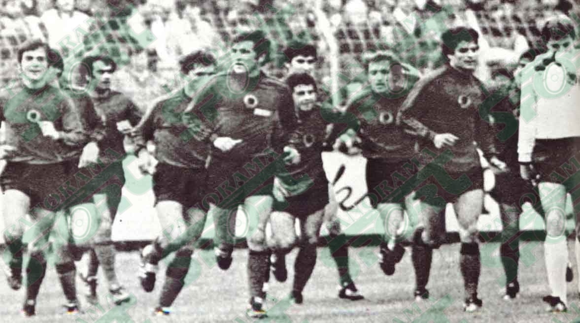 * 19 NËNTOR 1983. RF Gjermane – Shqipëria 1-1. Edhe në këtë kapitull, një foto tjetër e rrallë nga ndeshja kulminante në Trier të Gjermanisë prej arkivit të autorit të shkrimit. Me këtë vrapim elegant do të gëzonin lojtarët e “Shpresës” më 19 nëntor 1983. Nga e majta: Hodja, Braho, Demollari, Canaj, Vila, Liti, Josa, Jera...
