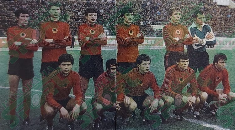 TIRANË, 14 MARS 1984. Shqipëri-Itali 0-1. Është “Shpresa” e Shqipërisë para ndeshjes. Lart nga e majta: Astrit CANAJ, Adnan OCELLI, Albert TOPÇIU, Arben VILA, Mirel JOSA, Halim MERSINI. Ulur nga e majta: Hysen ZMIJANI, Sefedin BRAHO, Sulejman DEMOLLARI, Fatbardh JERA, Mujo TARGAJ.