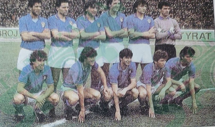 Tiranë, 14 mars 1984. Stadiumi Kombëtar “Qemal Stafa”. Shqipëria U-21-Italia U-21 0-1. Italia para ndeshjes. Në këmbë nga e majta: Galia, Batistini, Mauro, Renica, Bonetti, Rampulla. Ulur nga e majta: Icardi, Mancini, Galli, Vignola, Monelli.