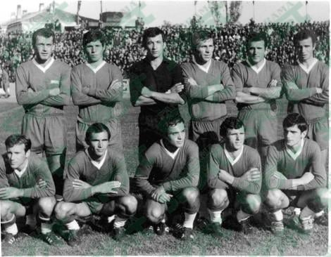 Vllaznia e treshes Rragami-Zhega-Bizi në fillimin e Kampionatit 1971-1972, në të cilin do të shpallej për herë të parë pas 26 vjetëve Kampione e Shqipërisë. Lart nga e majta: R.Rragami, M.Vaso, P.Ndoja, H.Lekaj, R.Çanga, M.Dedja. Ulur nga e majta: M.Zhega, I.Hoxha, Ç.Ndoja, L.Koçobashi, S.Bizi.