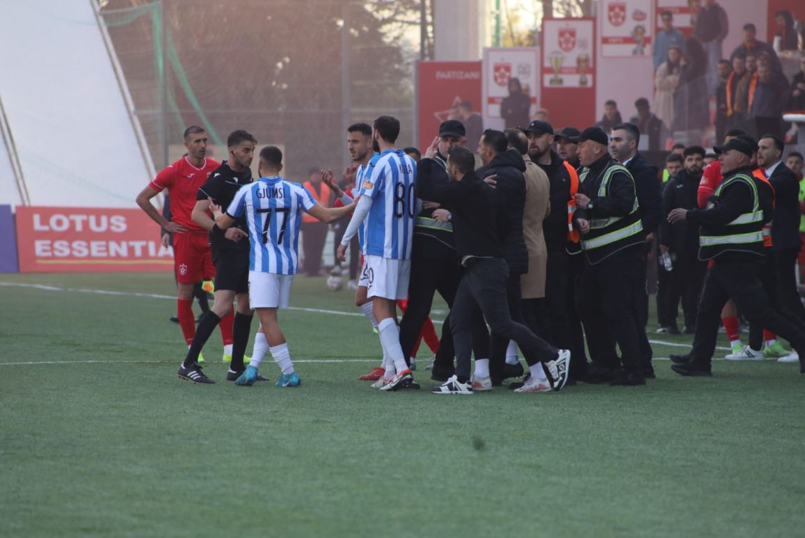 Momenti kur Hamiti nis ndëshkimet me kartonë të kuq në derbi FOTO: F.HAZISLLARI