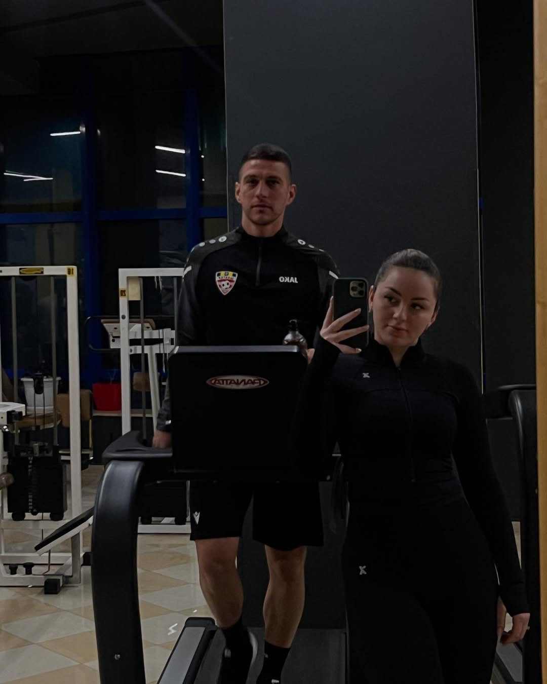 Gëzuar ditëlindjen, lojtari i zemrës sime. Nuk ka stadium që më mban dot zemrën kur je ti në fushë – apo në krahët e mi. Head to head with my “shok jete” gjithe jete !🫶 (3)