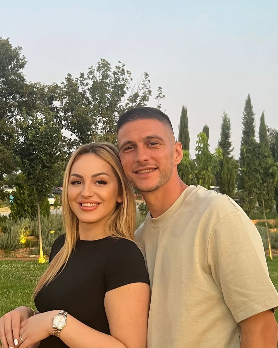 Gëzuar ditëlindjen, lojtari i zemrës sime. Nuk ka stadium që më mban dot zemrën kur je ti në fushë – apo në krahët e mi. Head to head with my “shok jete” gjithe jete !🫶 (4)