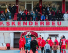skenderbeu para drejtuesve ne tribune