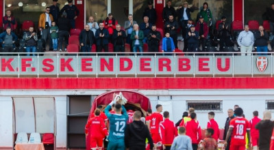 skenderbeu para drejtuesve ne tribune