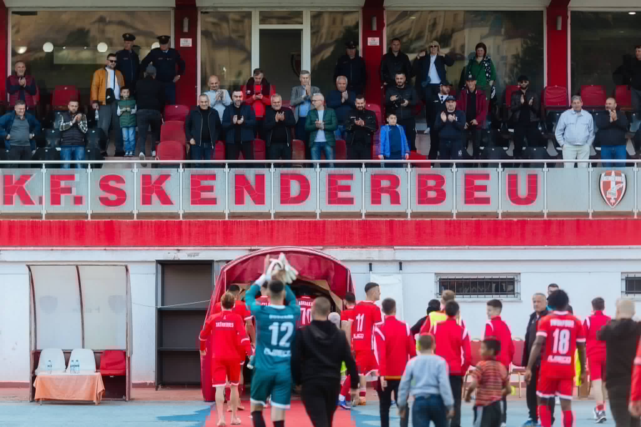 skenderbeu para drejtuesve ne tribune