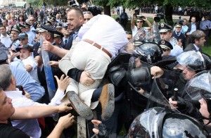 Deputetet e PS Sajmir Tahiri dhe Paulin Sterkaj, duke kapercyer kordonin e forcave te policise 5 -4