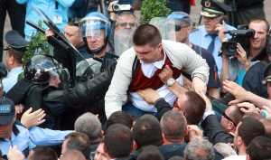 Deputeti i PS Armando Subashi, duke kapercyer kordonin e forcave te policise