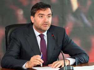 Deputeti i PS Blendi Klosi, duke folur gjate nje konference shtypi