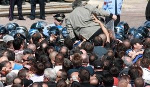 Deputeti i PS Paulin Sterkaj, duke kapercyer kordonin e forcave te policise 2