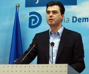 Kandidati i PD per Bashkine e Tiranes Lulzim Basha, duke folur gjate nje konference shtypi ne seline e PD
