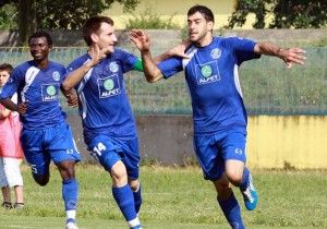Lojtaret e Dinamos Igli Allmuca, Jordan Opoku dhe Nestor Martinena, duke festuar shenimin e golit te dyte, gjate ndeshjes se futbollit playout, Dinamo-Beslidhja e Lezhes, 4-1