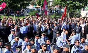 MBESHTETESIT E PS NE KZAZ 49 - Mbeshtetes te PS, te rethuar nga forca te policise, ne pritje te perfundimit te numerimit te fleteve te votimit te kutise se fundit