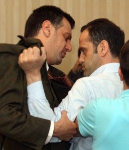 Perfaqesuesi ligjor i PS ne KQZ Genc Gjoncaj, duke u konfrontuar me Drejtorin e KQZ Alfred Spahiu, gjate nje mbledhje te KQZ