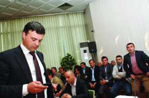 deputetet socialiste, dje ne KQZ duke protestuar ndaj projektvendimit per numerimin e votave per kryetarin e bashkise, ne kutite e minibashkive