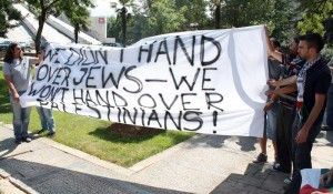 Aktiviste-te-Levizjes-Mjaft,-ne-nje-proteste-prane-piramides,-gjate-vizites-zyrtare-ne-Tirane-te-Ministrit-te-Jashtem-te-Shtetit-te-Izraelit1