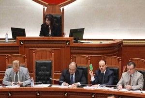 Kryetarja-e-Kuvendit-Jozefina-Topalli,-duke-folur-gjate-nje-seance-parlamentare2222