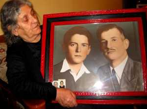 Nene Lija me foton e Hamit Matjanit dhe babait te saj te vrare ne internim