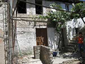 delvine,-djthatas-pjesa-e-familjes-zera,-majtas-e-autorit