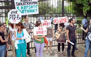te rinjte duke protestuar