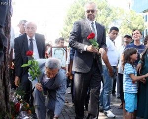 Kryetari-i-PS-Edi-Rama,-deputetet-Namik-Dokle,-Ethem-Ruka-dhe-familjare-te-viktimave-te-21-janarit