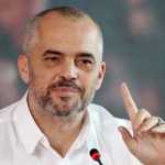 Kryetari-i-PS-Edi-Rama-duke-folur-gjate-nje-konference-shtypi2