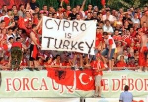 pankarta-e-vendosur-nga-tifozet-korçare-ne-stadium-gjate-ndeshjes-Skendrebeu-Apoel-0-2
