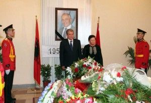 HOMAZHET-PER-GEZIM-DIBREN---Kryeministri-Sali-Berisha-dhe-gruaja-e-tij-Liri,-gjate-homazheve-per-nder-te-deputetit-te-PD-te-Shkodres,-Gezim-Dibra