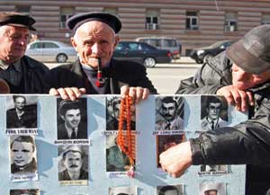 Ish-te-perndjekur-politike,-duke-protestuar-para-godines-se-Kryeministrise