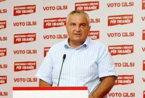 Kryetari-i-LSI-Ilir-Meta,-duke-folur-gjate-nje-konference-shtypi2