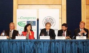 Shefi-i-vezhguesve-te-OSBE-ODIHR-Jonathan-Mc-Naught-Stonestreet-dhe-perfaqesuese-e-autoriteteve-lokale-dhe-rajonale-Hana-Richtermocova