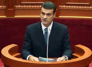 Patozi,-duke-folur-gjate-nje-seance-parlamentare
